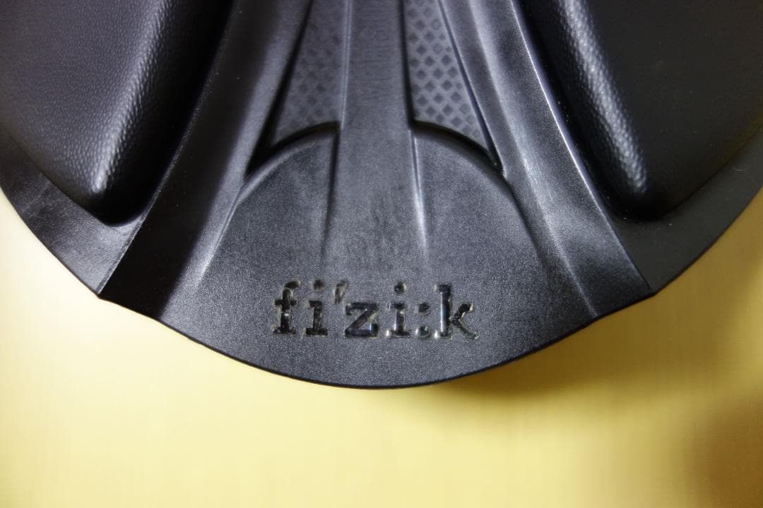 fi'zi:k フィジーク アリアンテ サドル 152mm