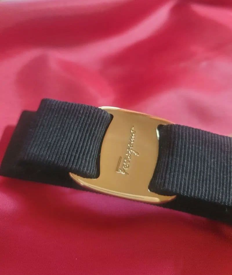 【美品】フェラガモ　バレッタ 　ブラック×ゴールド　ヴァラ