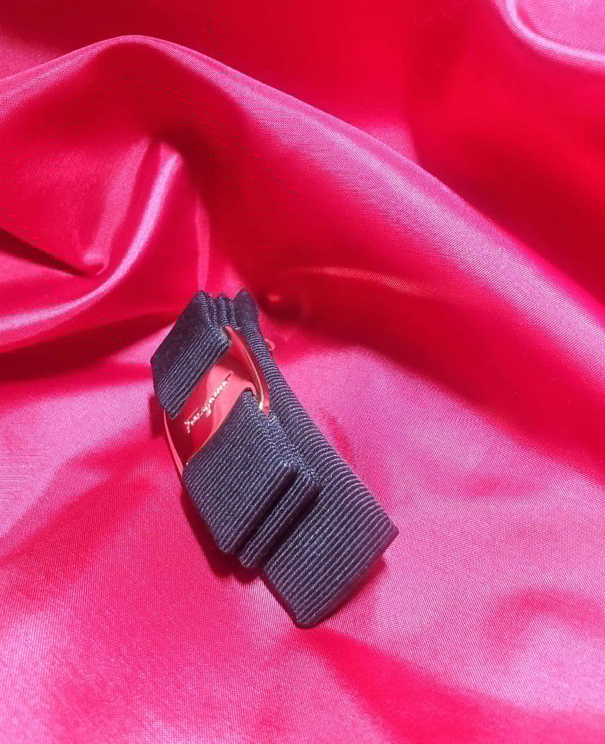 【美品】フェラガモ　バレッタ 　ブラック×ゴールド　ヴァラ