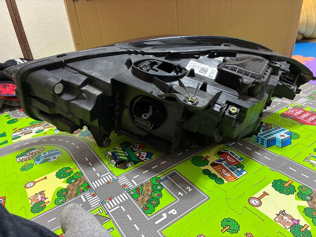 送料無料　 1シリーズ　F40 純正　LED 右　ヘッドライト