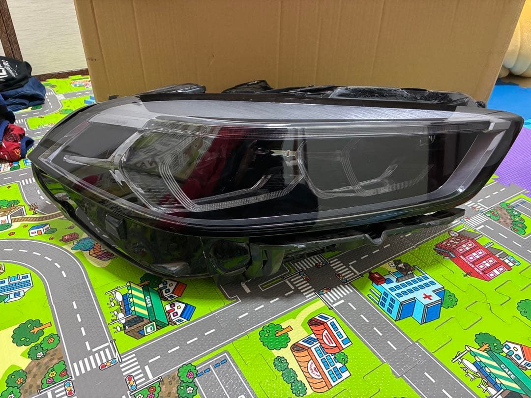 送料無料　 1シリーズ　F40 純正　LED 右　ヘッドライト