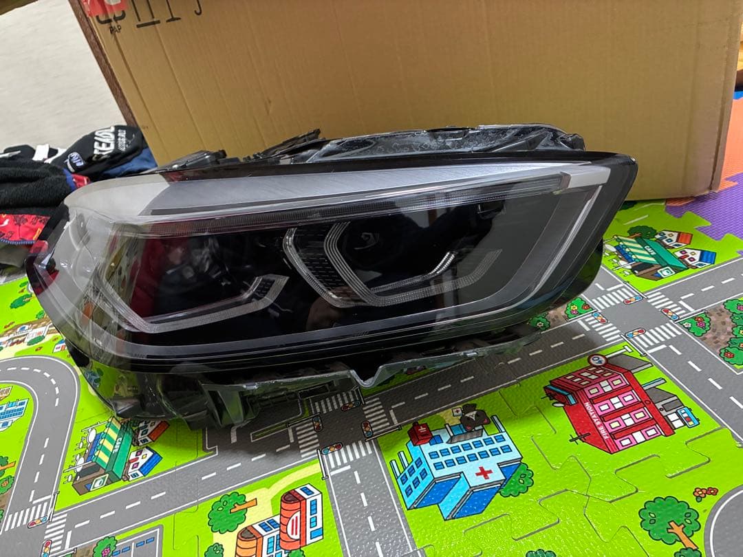 送料無料　 1シリーズ　F40 純正　LED 右　ヘッドライト