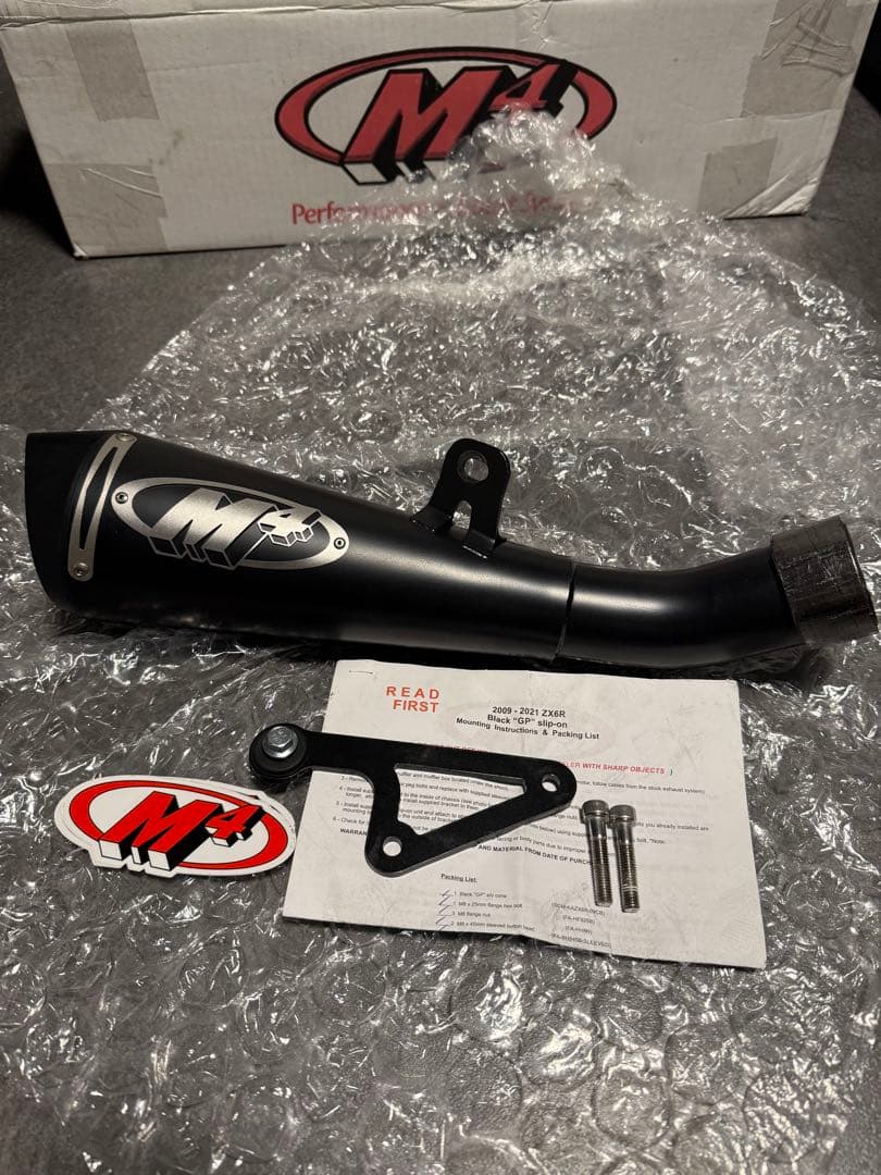 M4 マフラー 取り付け金具付き　zx-6r 中古美品　低距離使用