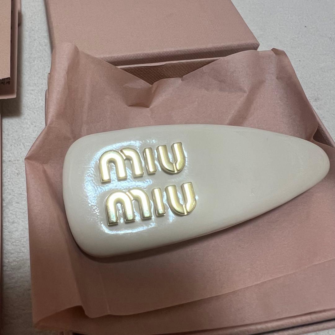 miumiu パテントレザーヘアクリップ アイボリー