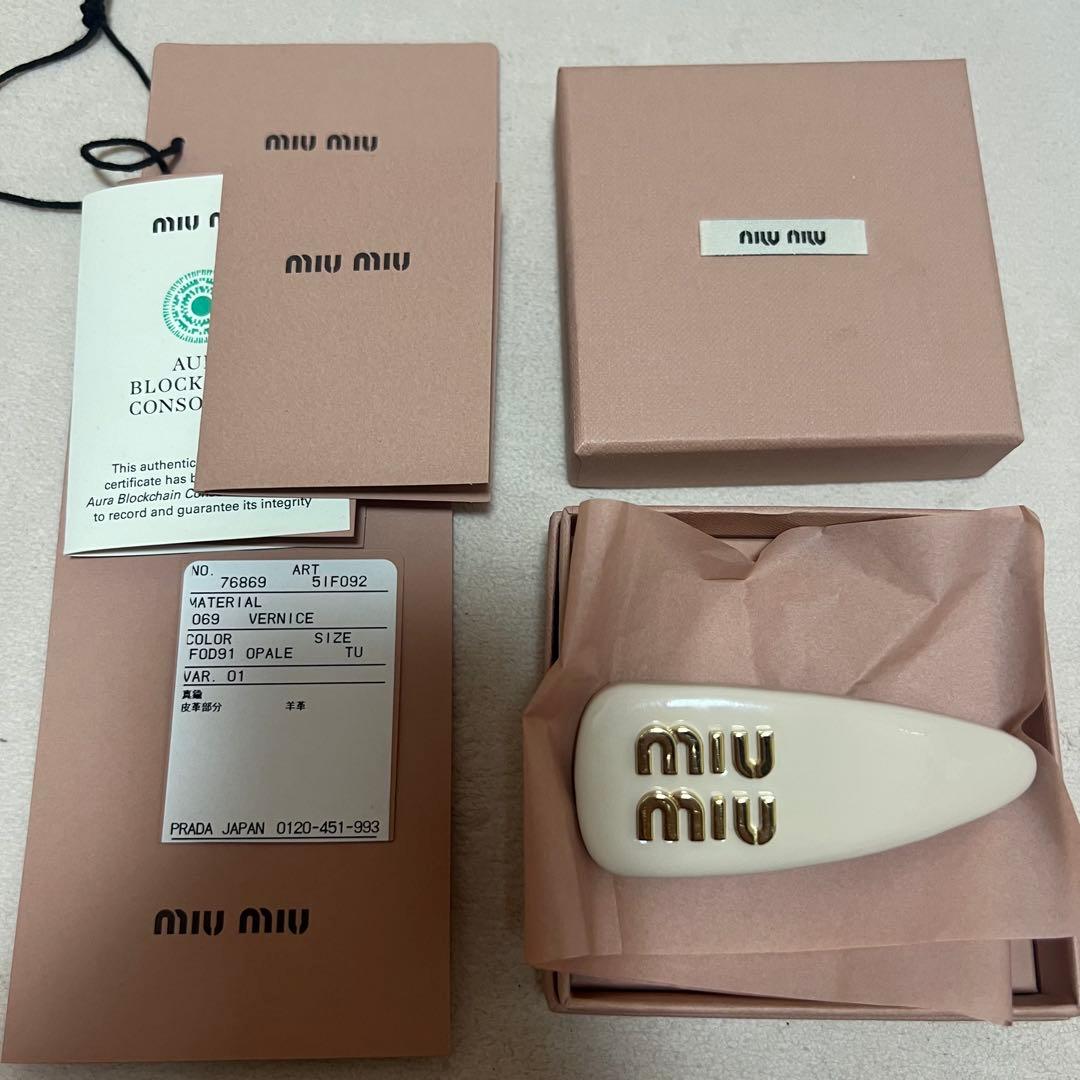 miumiu パテントレザーヘアクリップ アイボリー