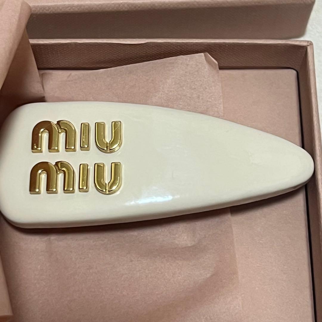 miumiu パテントレザーヘアクリップ アイボリー
