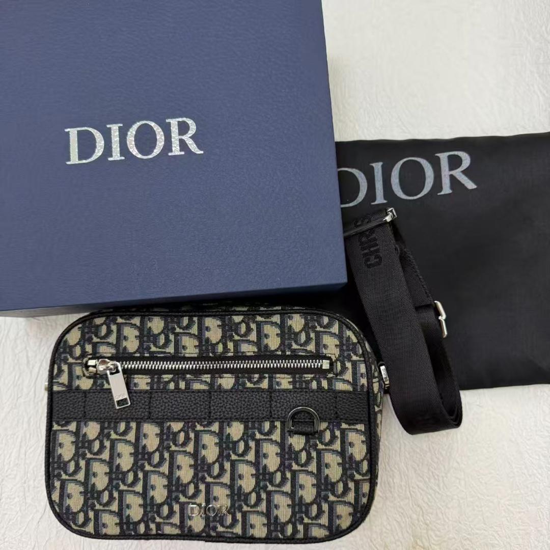 極美品 ロゴパターン ショルダーバッグ