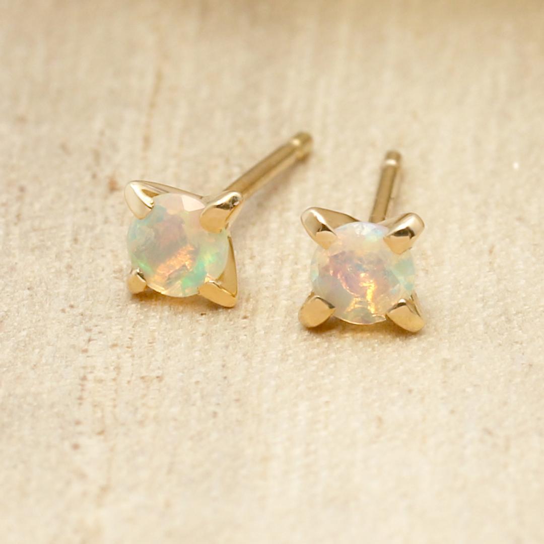 ギフトラッピング込み 遊色効果が神秘的なオパールピアスK18YG