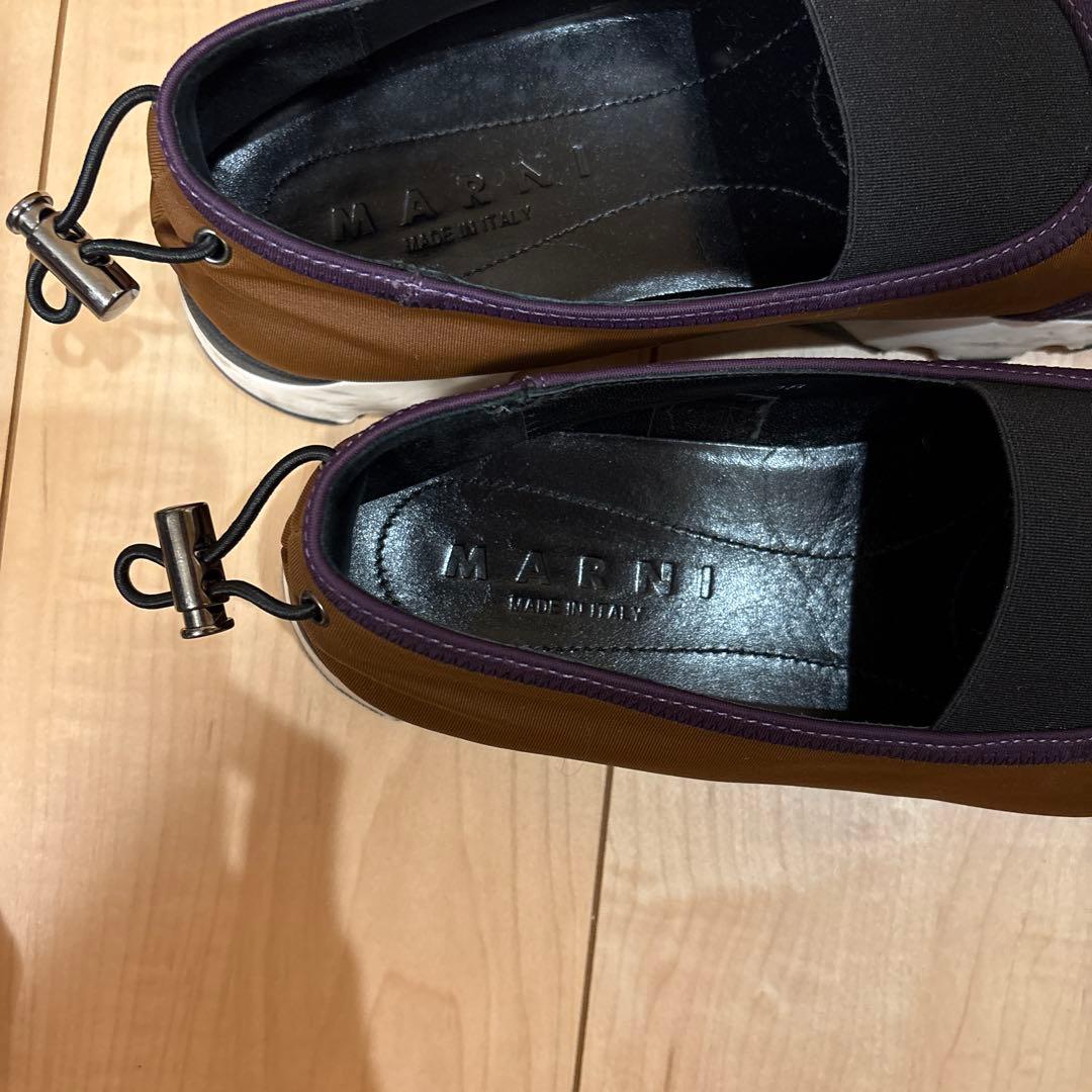 調整可能ストラップ付きスニーカー