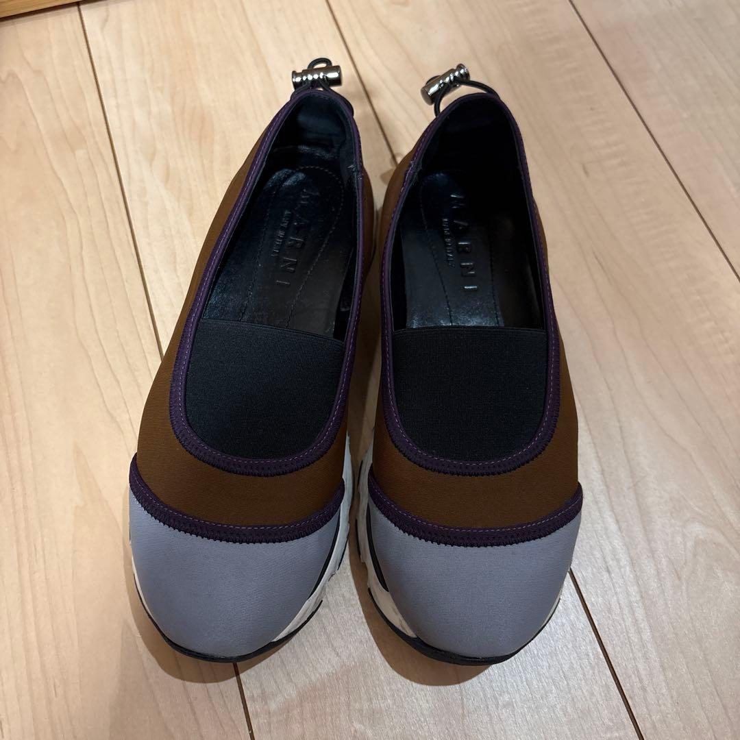 調整可能ストラップ付きスニーカー