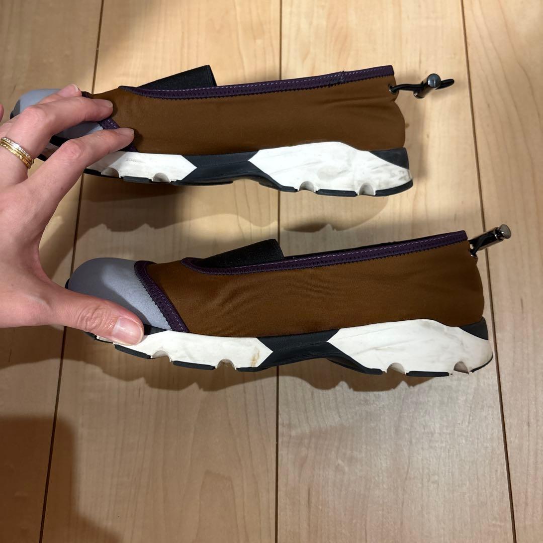 調整可能ストラップ付きスニーカー