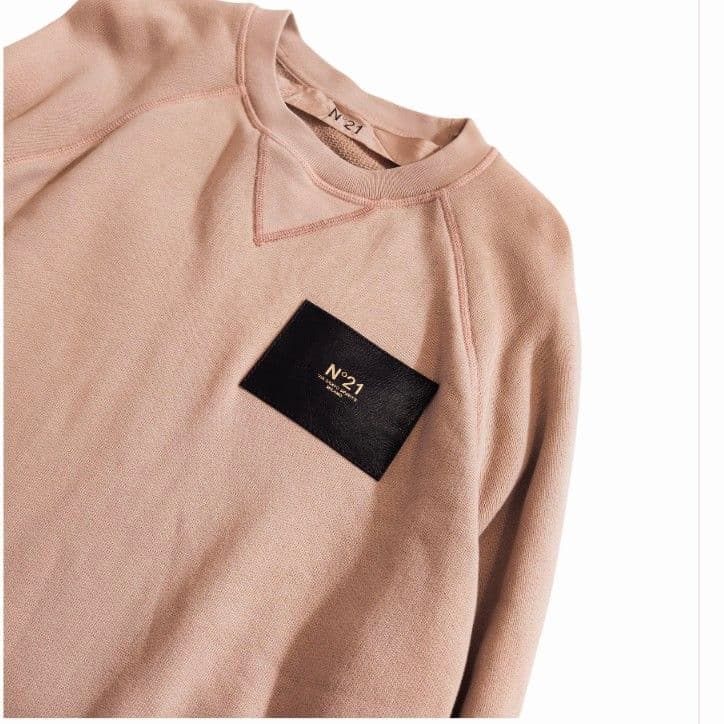 N°21 ピンクベージュ スウェット トレーナー　レザーパッチ　М相当