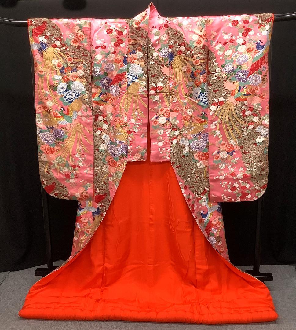 正絹織の打掛　ピンク地、金鶏が舞う、流れるようなエンジの花　全体に様々な花の模様