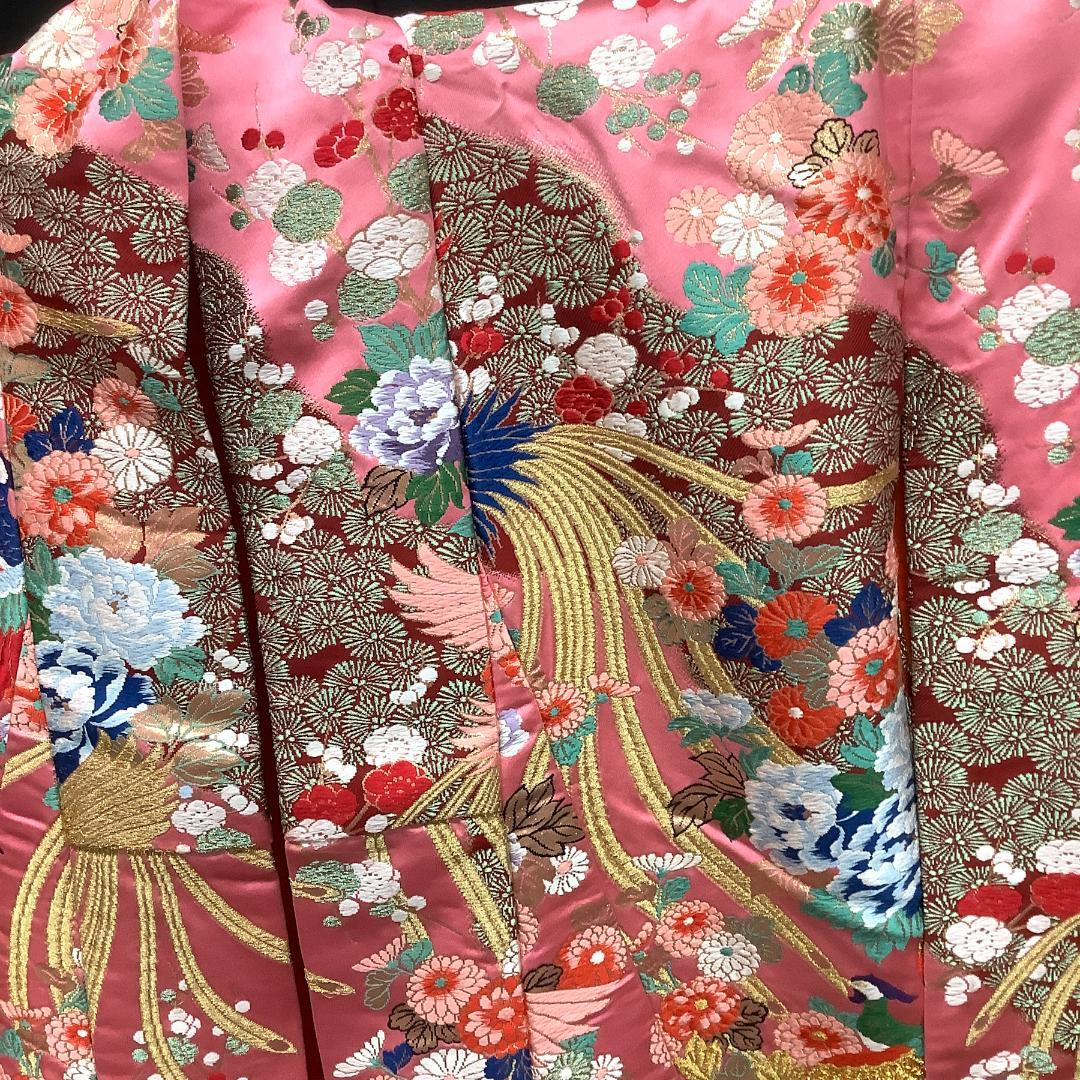 正絹織の打掛　ピンク地、金鶏が舞う、流れるようなエンジの花　全体に様々な花の模様
