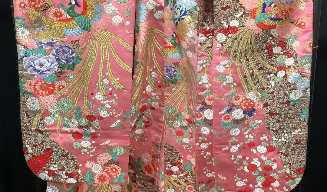 正絹織の打掛　ピンク地、金鶏が舞う、流れるようなエンジの花　全体に様々な花の模様