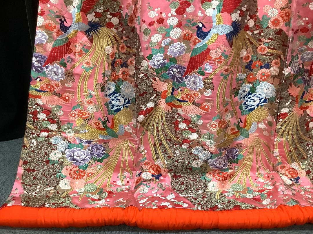 正絹織の打掛　ピンク地、金鶏が舞う、流れるようなエンジの花　全体に様々な花の模様