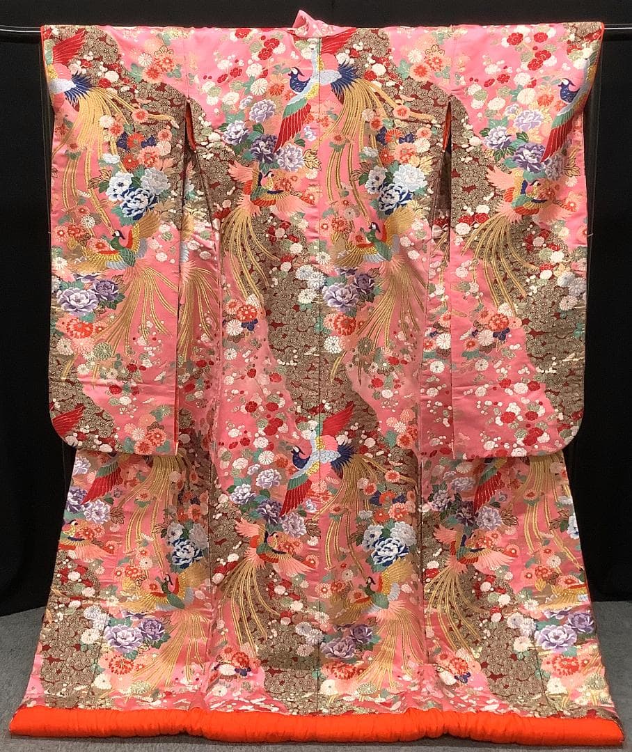 正絹織の打掛　ピンク地、金鶏が舞う、流れるようなエンジの花　全体に様々な花の模様