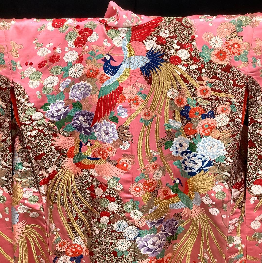 正絹織の打掛　ピンク地、金鶏が舞う、流れるようなエンジの花　全体に様々な花の模様