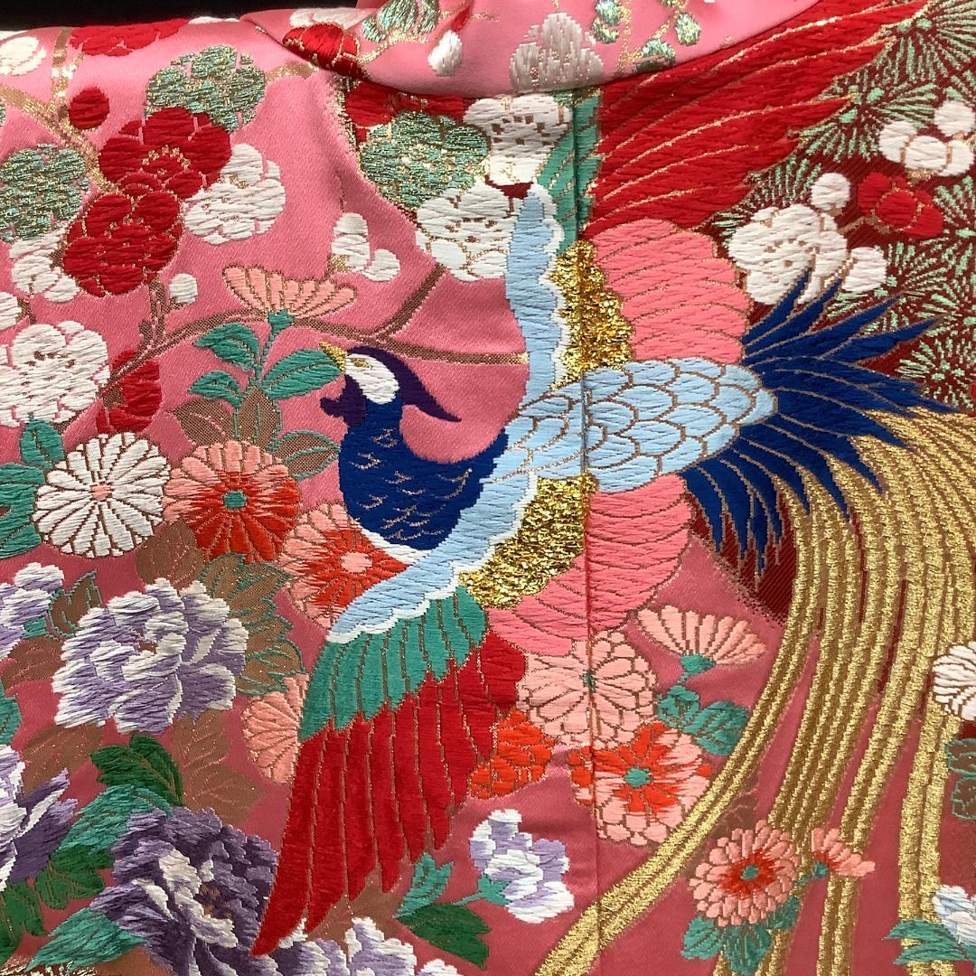 正絹織の打掛　ピンク地、金鶏が舞う、流れるようなエンジの花　全体に様々な花の模様