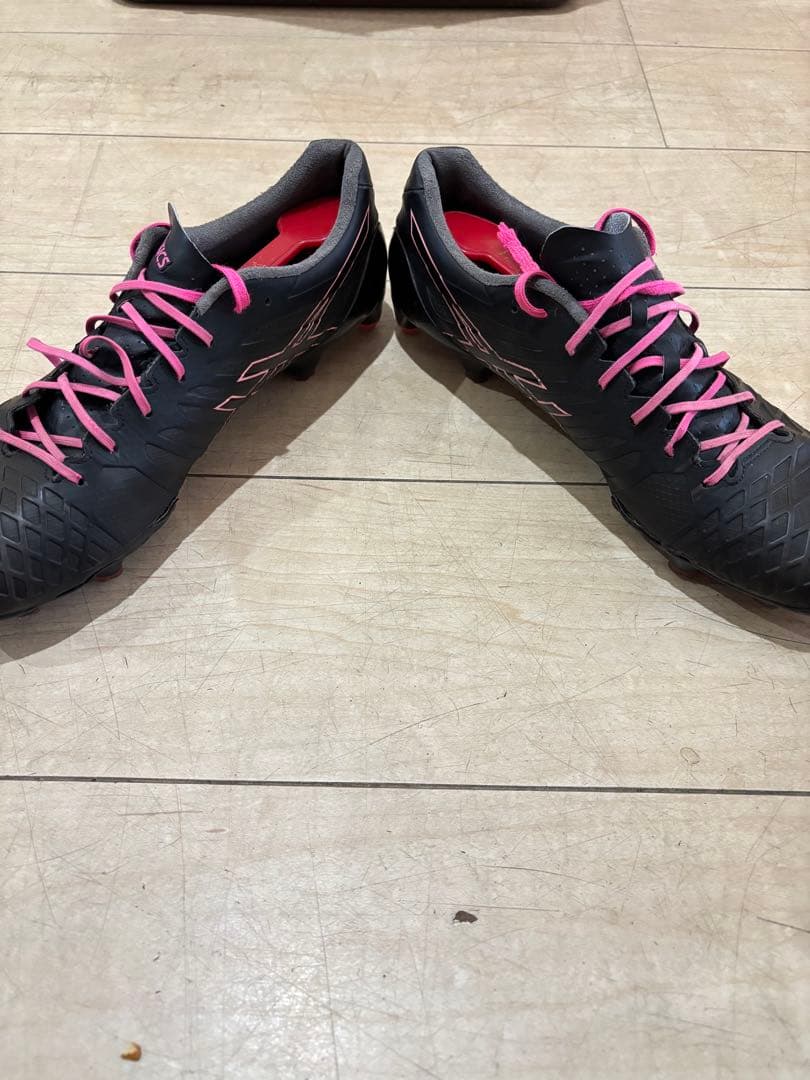 ASICSサッカースパイクブラック/ピンク