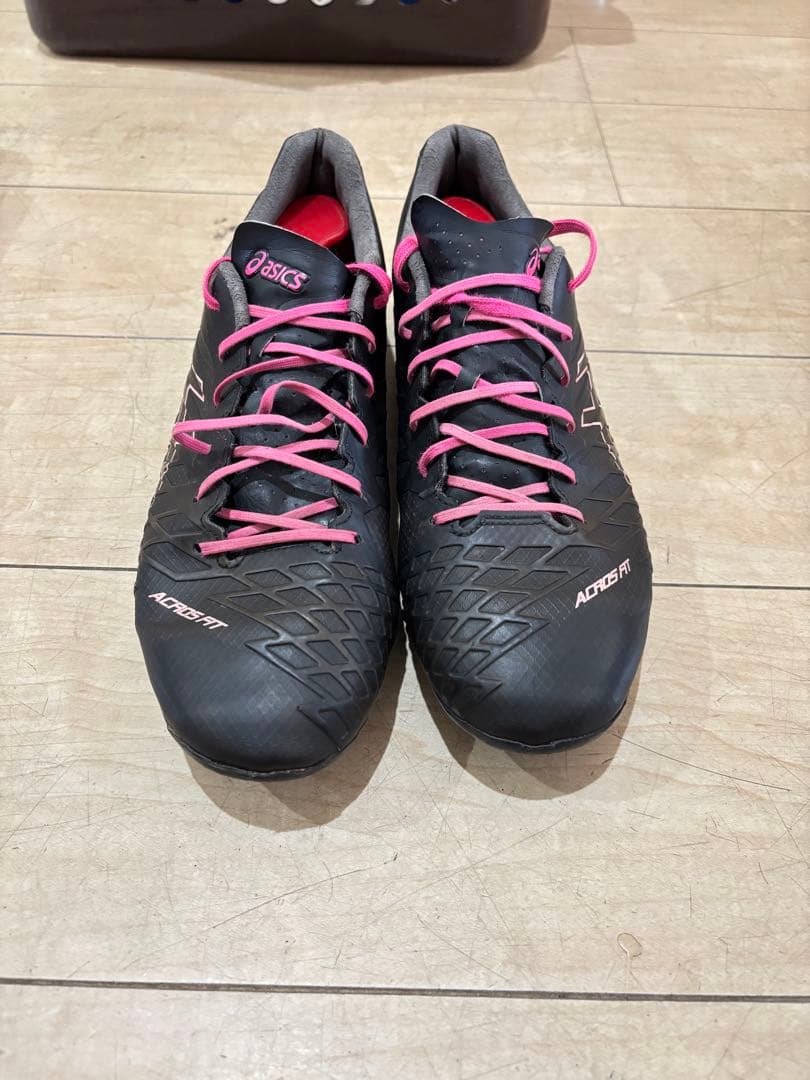 ASICSサッカースパイクブラック/ピンク