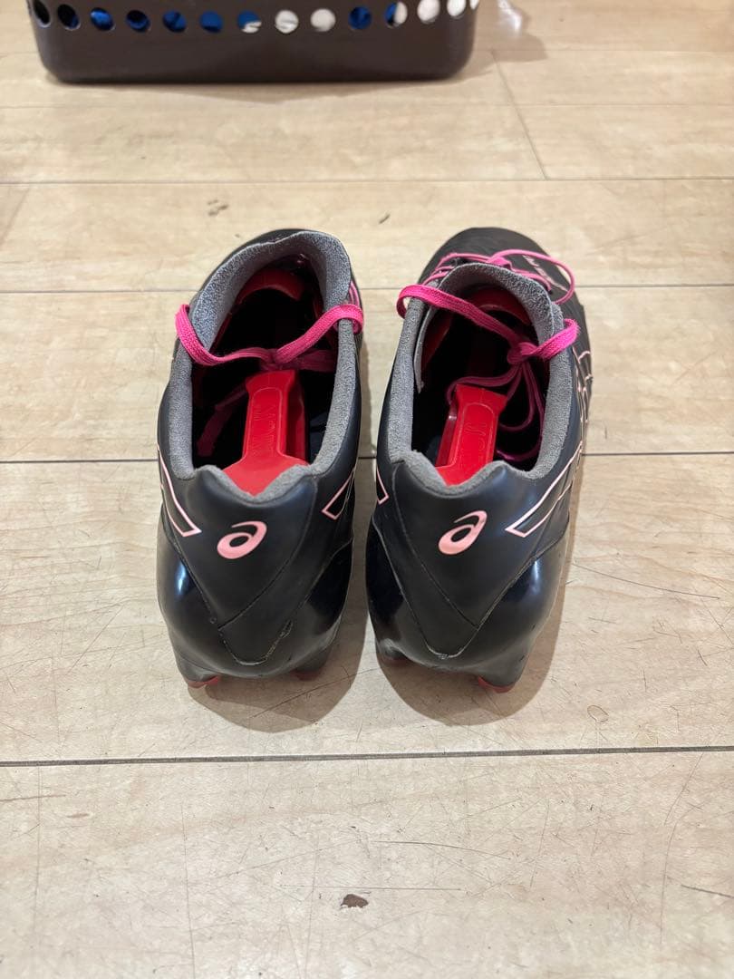 ASICSサッカースパイクブラック/ピンク