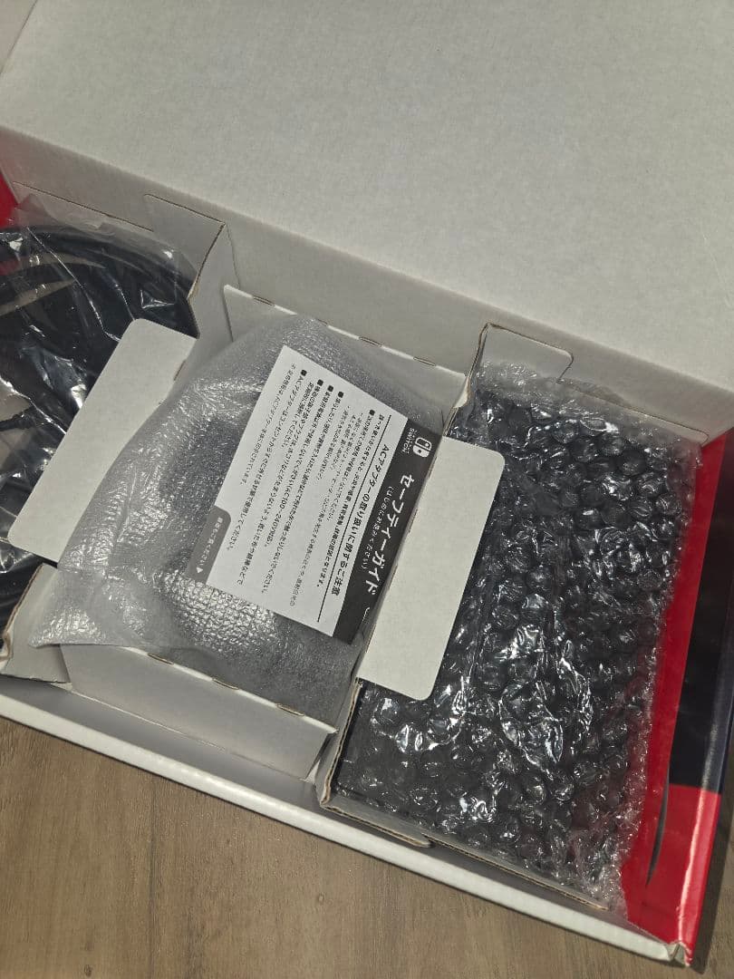 Nintendo Switch 本体とその同梱物