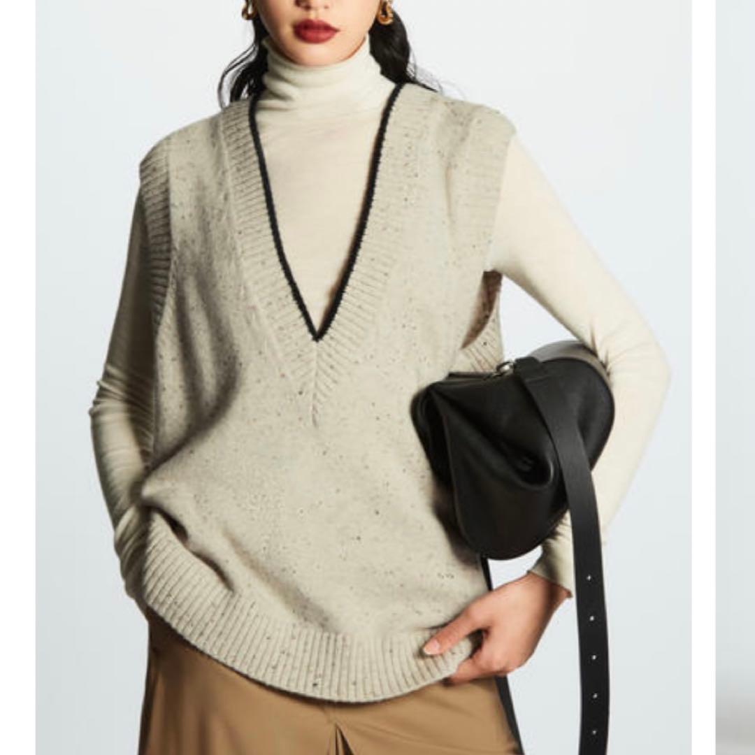 COS コントラストVネックウールベスト
