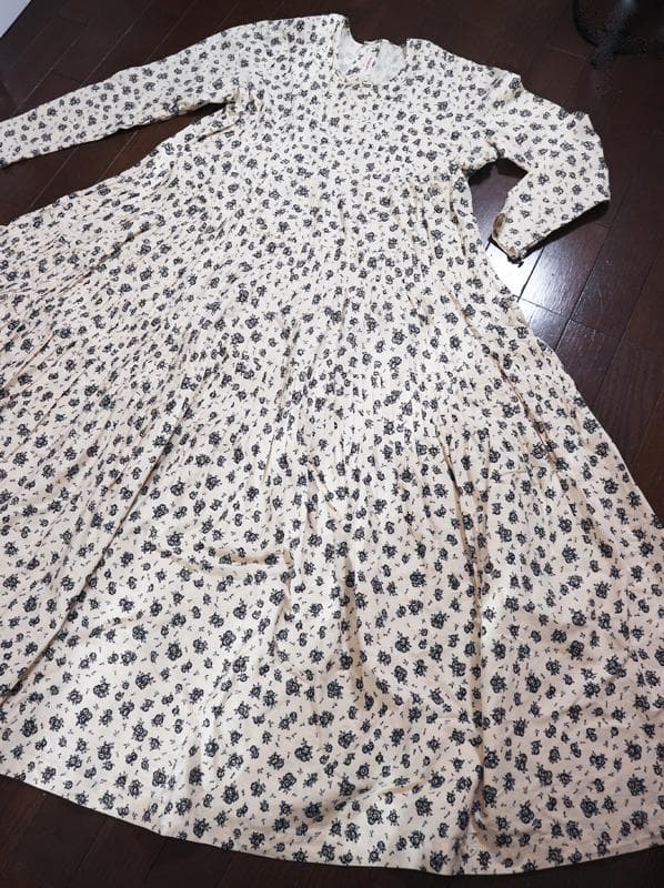 ワンダフルワールド♡モノトーンバラ♡ピンタックデザインのワンピース