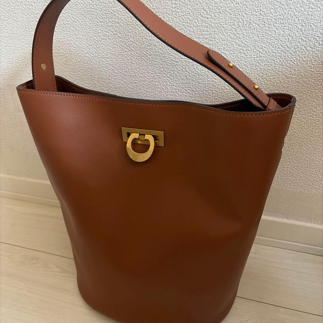 ミラオーウェン　キーモチーフバケットバッグ