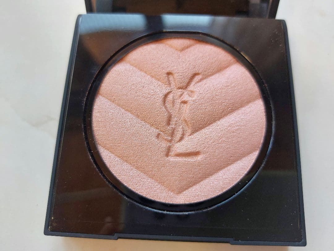 イヴ・サンローラン　オールアワーズ ハイパールミナイザー　フェイスパウダー　03