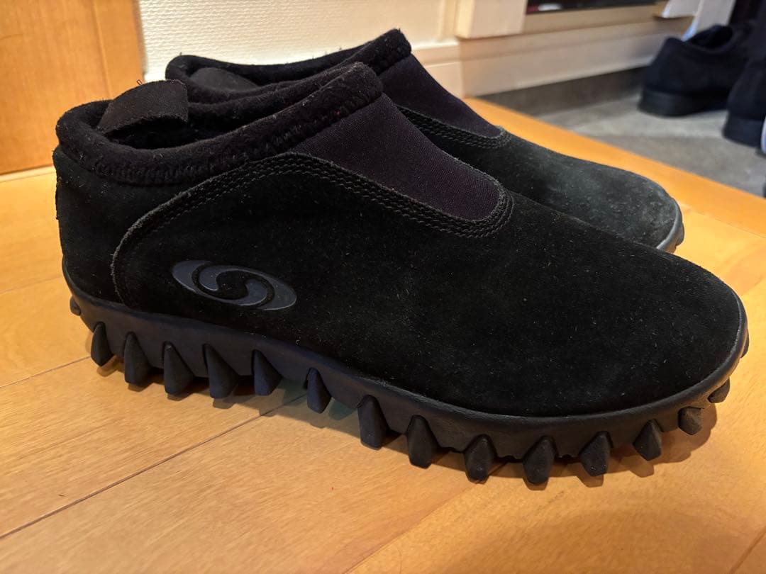 SALOMON スエード靴 黒 サロモンのモックシューズになります。