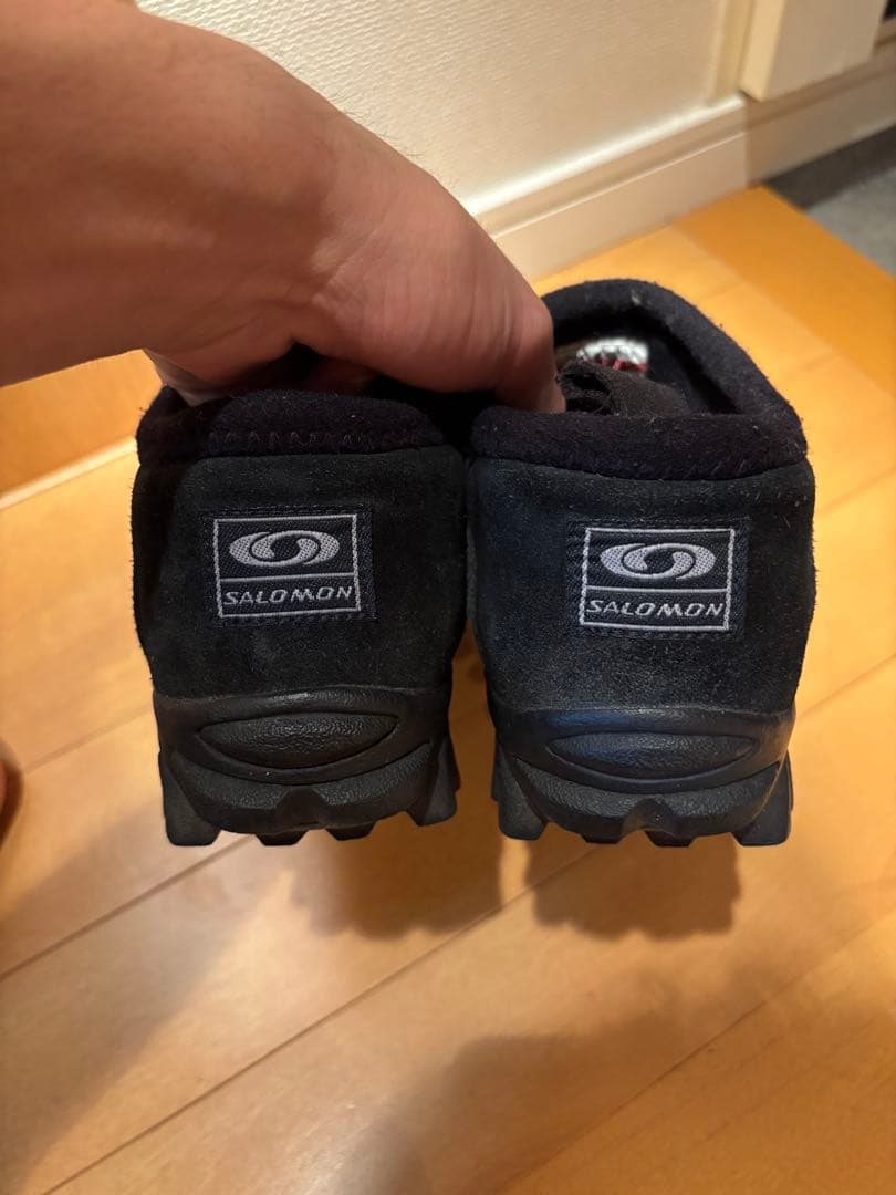 SALOMON スエード靴 黒 サロモンのモックシューズになります。