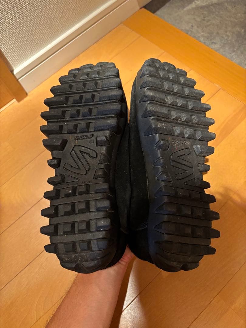 SALOMON スエード靴 黒 サロモンのモックシューズになります。