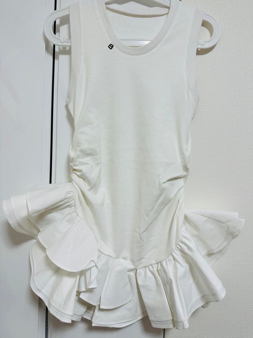 セール1点のみBibiy IRIS RUFFLE TOP ホワイト