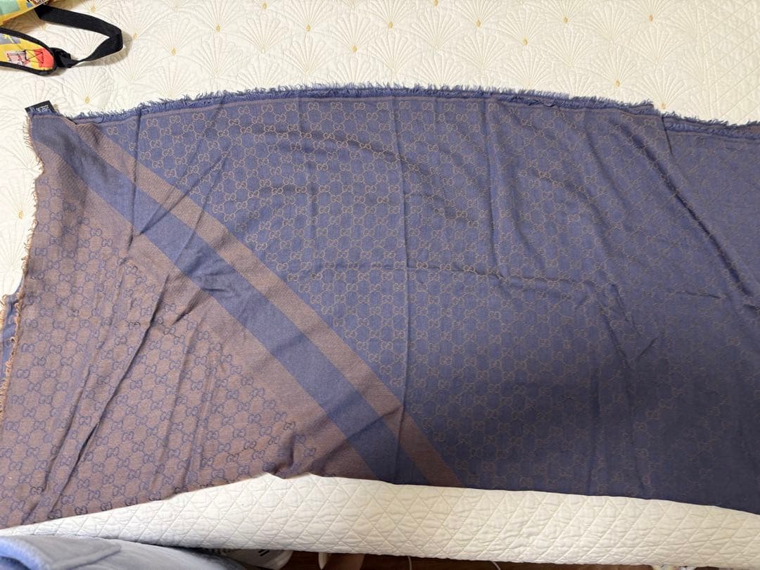 GUCCIグッチ　ダークブルーとブラウンの大判ストール