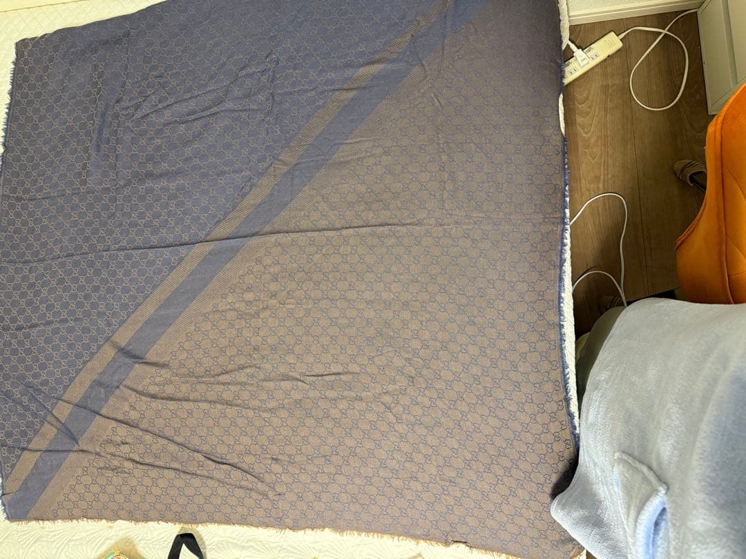 GUCCIグッチ　ダークブルーとブラウンの大判ストール