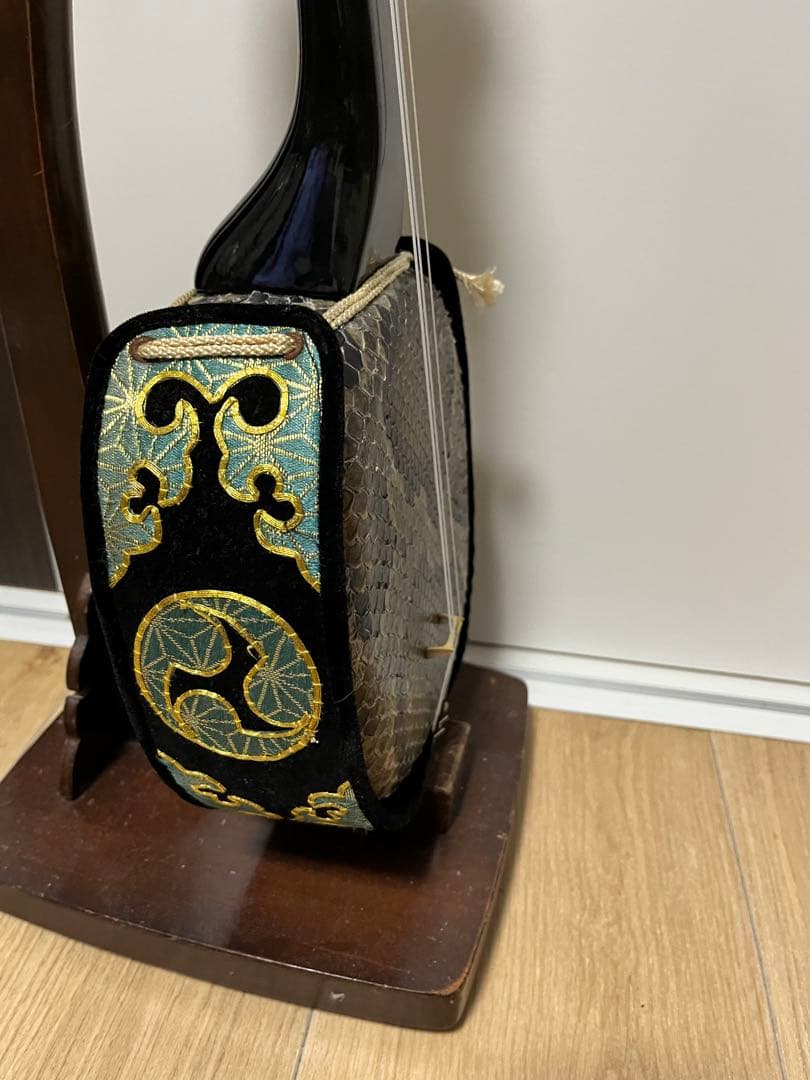 沖縄三線　私の持ってる三線で１番上等❗️ 重さ載せました。