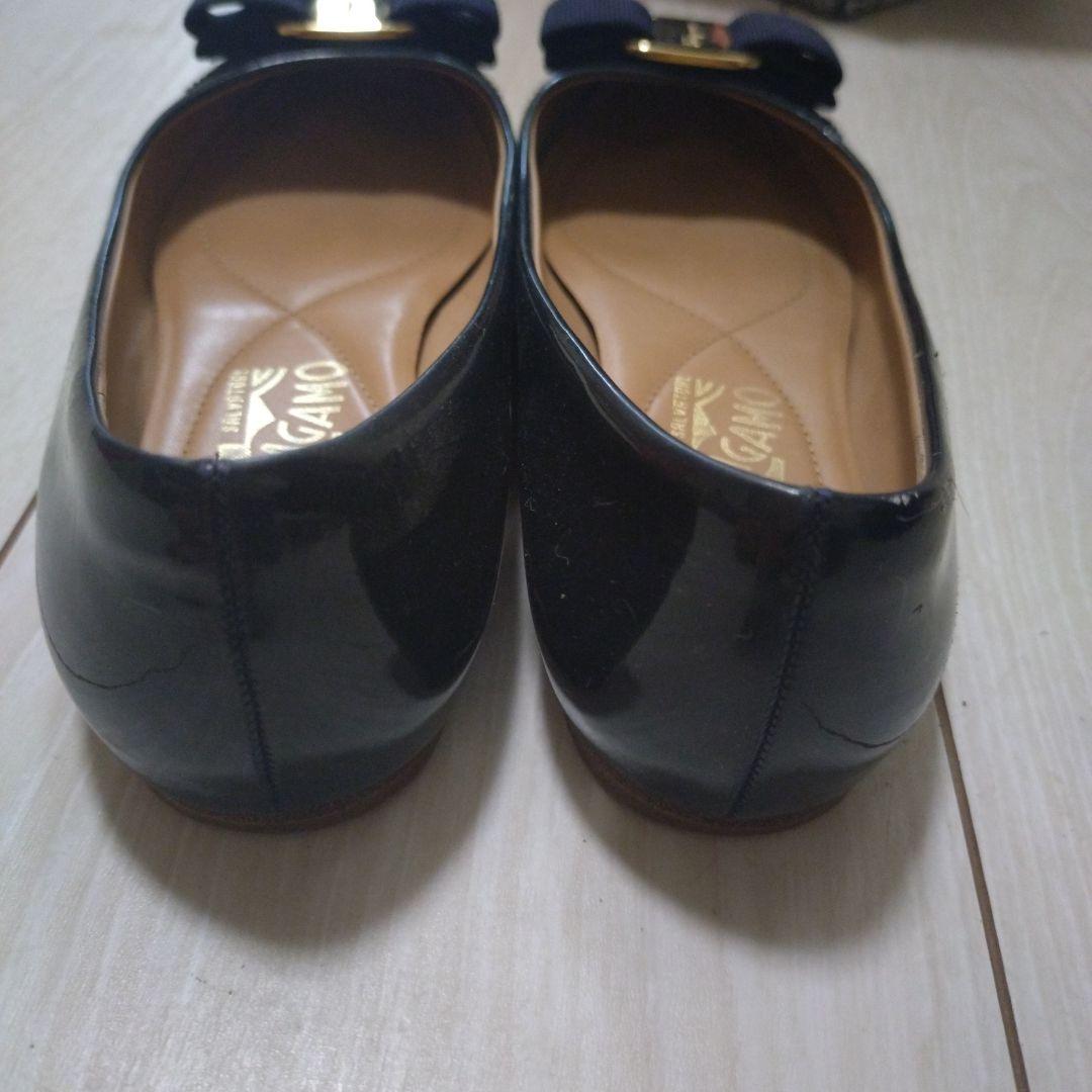 Ferragamo ネイビー フラットシューズ