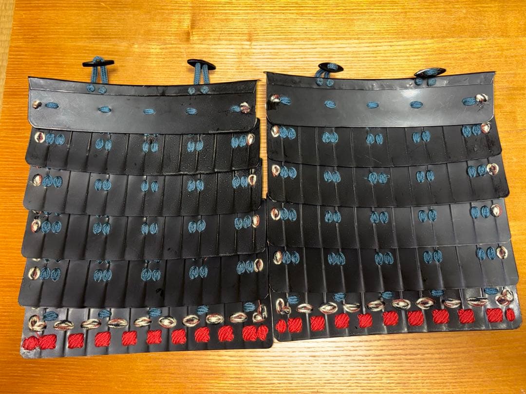 丸武工房製　等身大甲冑用　黒艶消塗伊予札紺糸素懸威丸袖六段