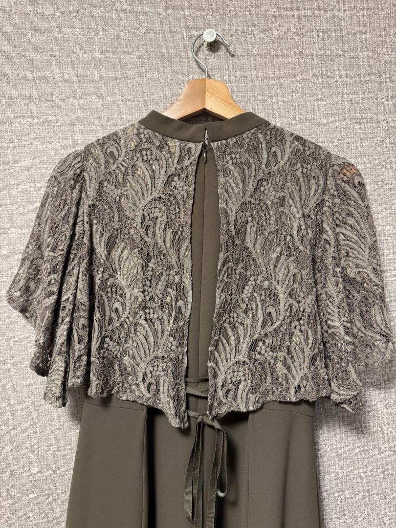 【AIMER】レースケープ風スリーブフィット＆フレアドレス/カーキ/Mサイズ