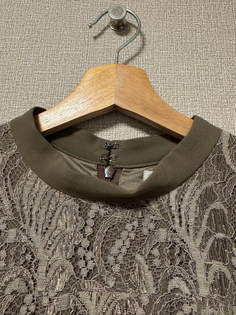 【AIMER】レースケープ風スリーブフィット＆フレアドレス/カーキ/Mサイズ