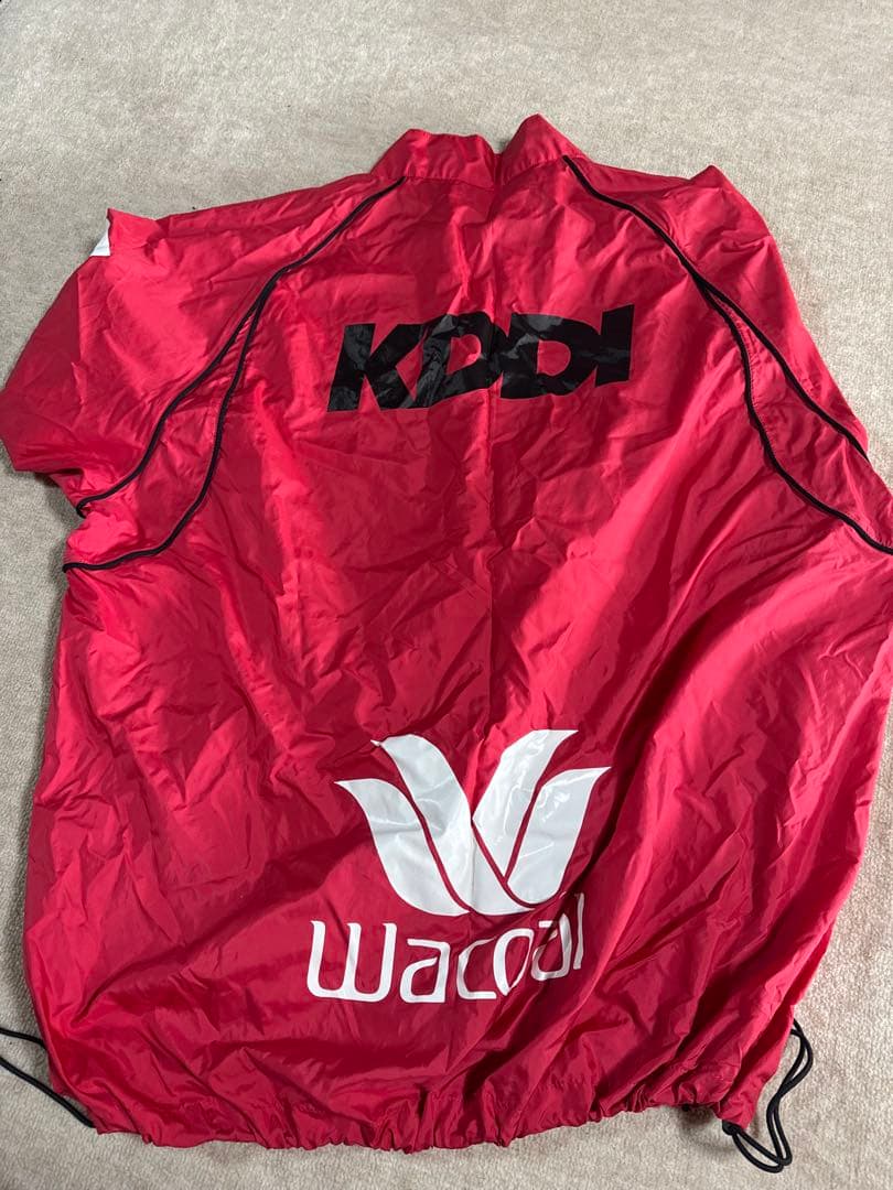 KDDI NIESHA ピステ・ウィンドブレーカー 赤