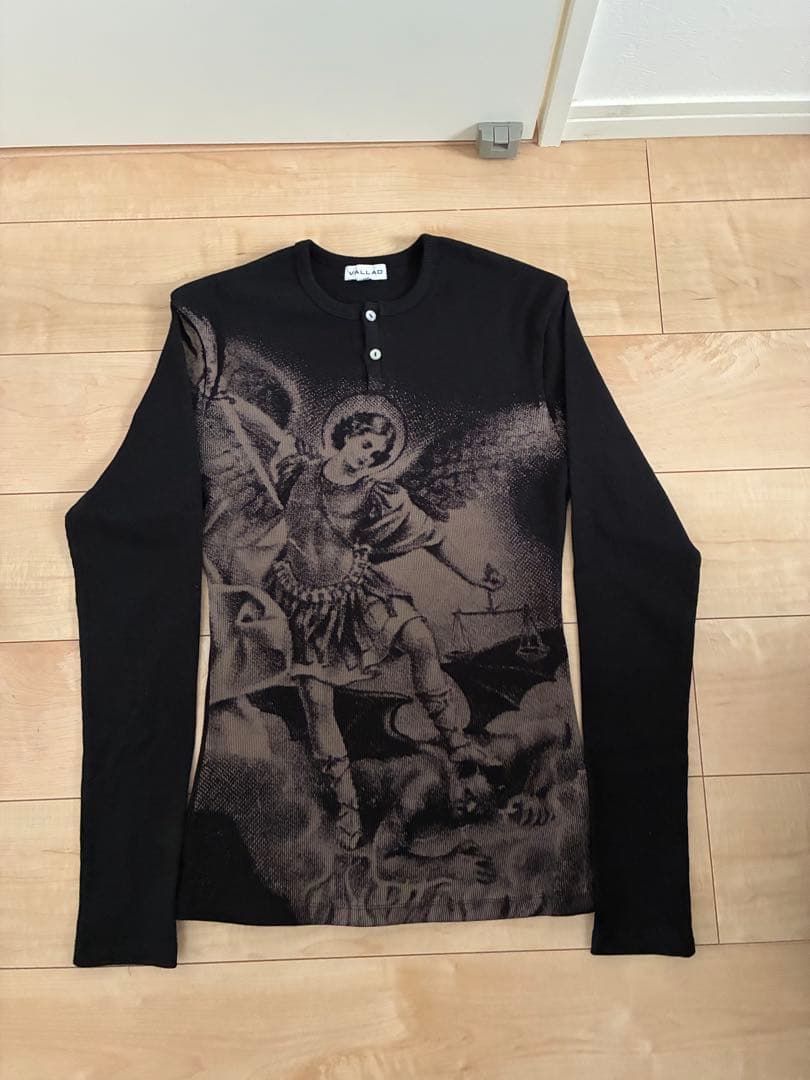 Vallad V.HENRY NECK L/Sサーマル　BLACK IO着用