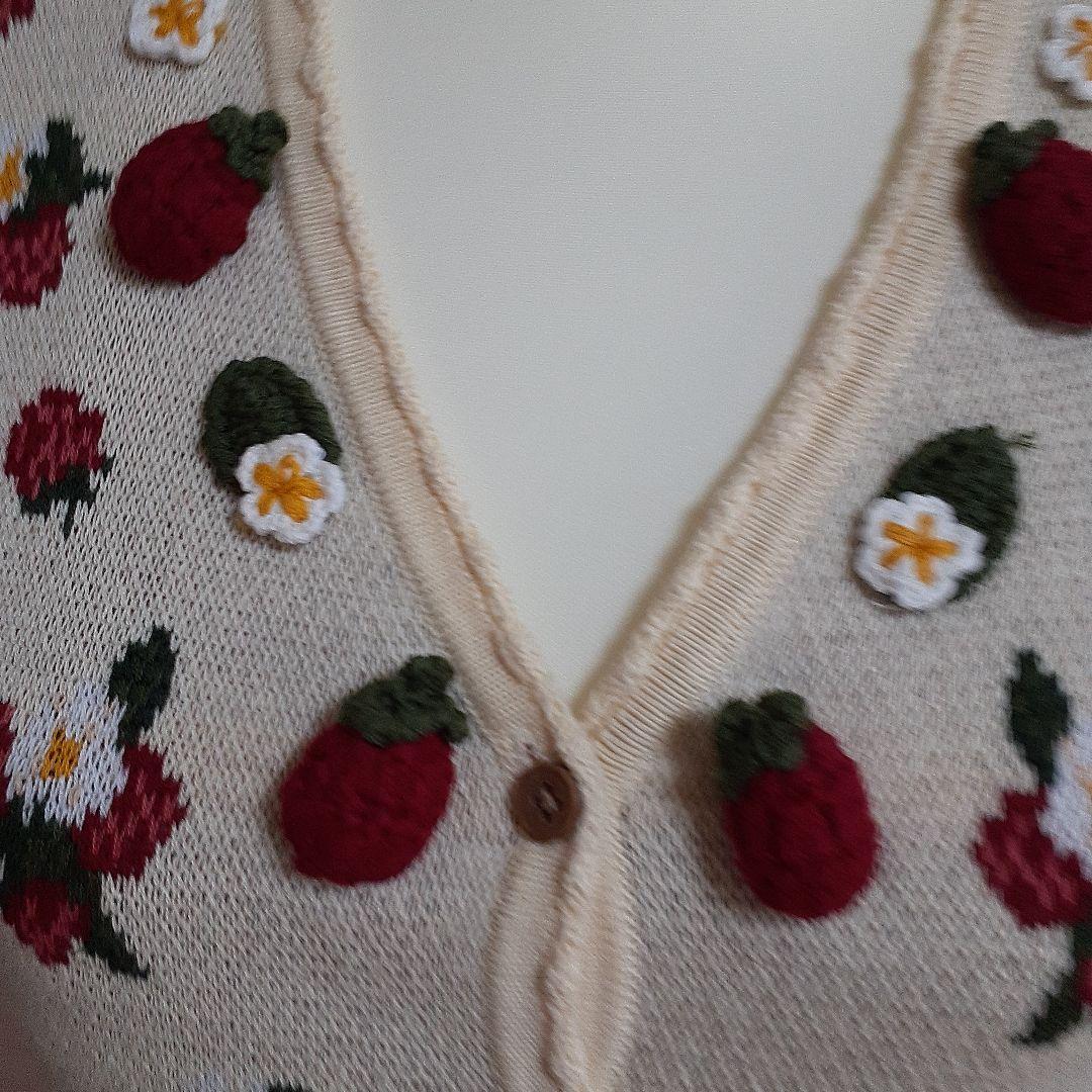 イチゴ刺繍ノースリーブベスト
