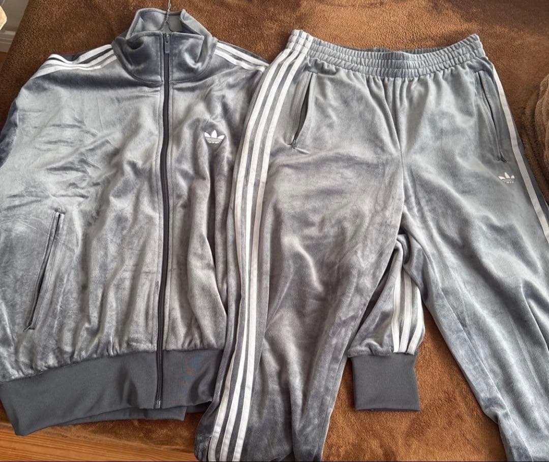 adidas ベロアトラックジャケット　グレー