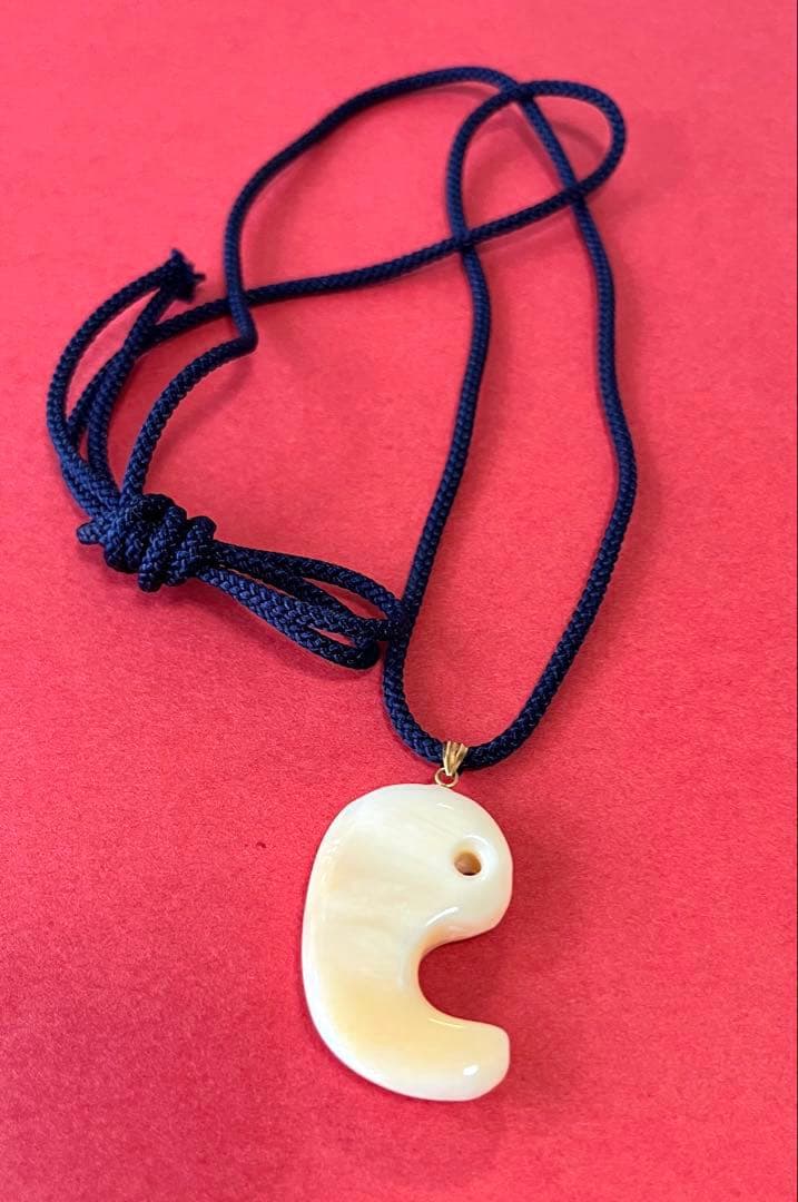 【新品・未使用】鯨牙　マッコウクジラ　鯨歯ペンダント　勾玉