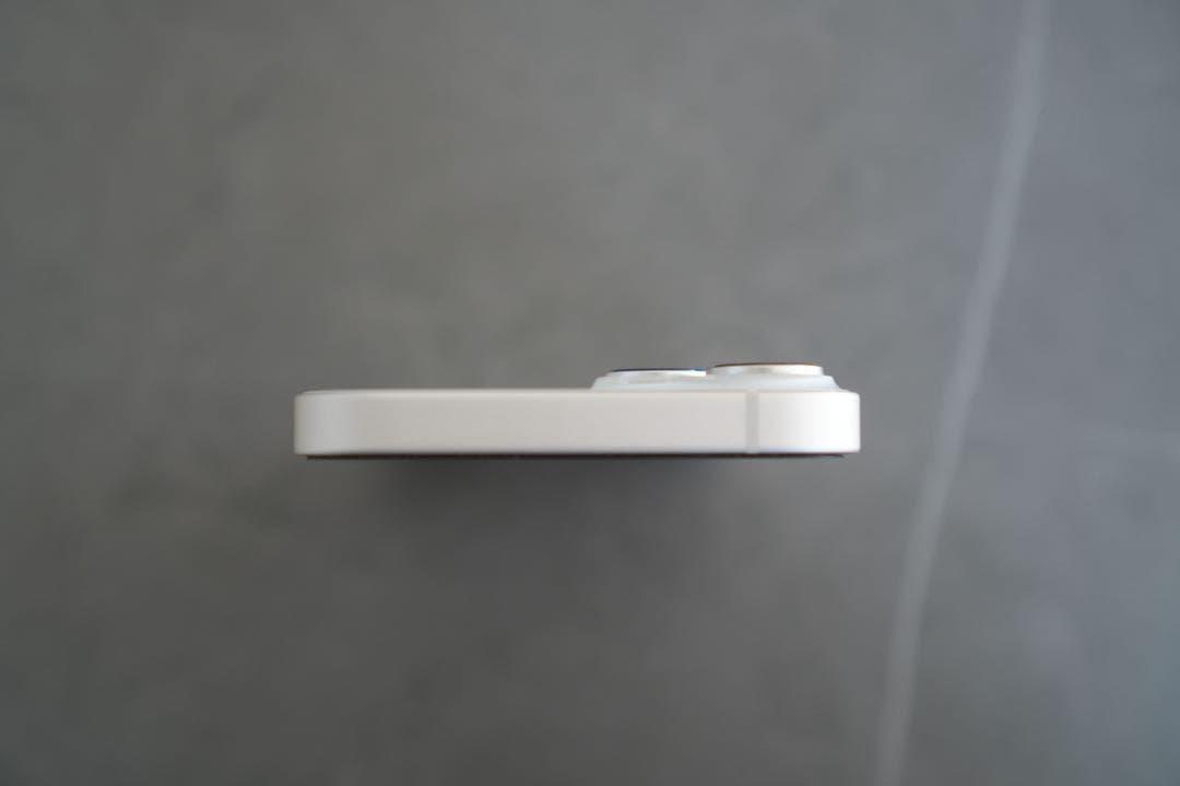 （バン様）iPhone 14 スターライト　SIMフリー TORRASケース付