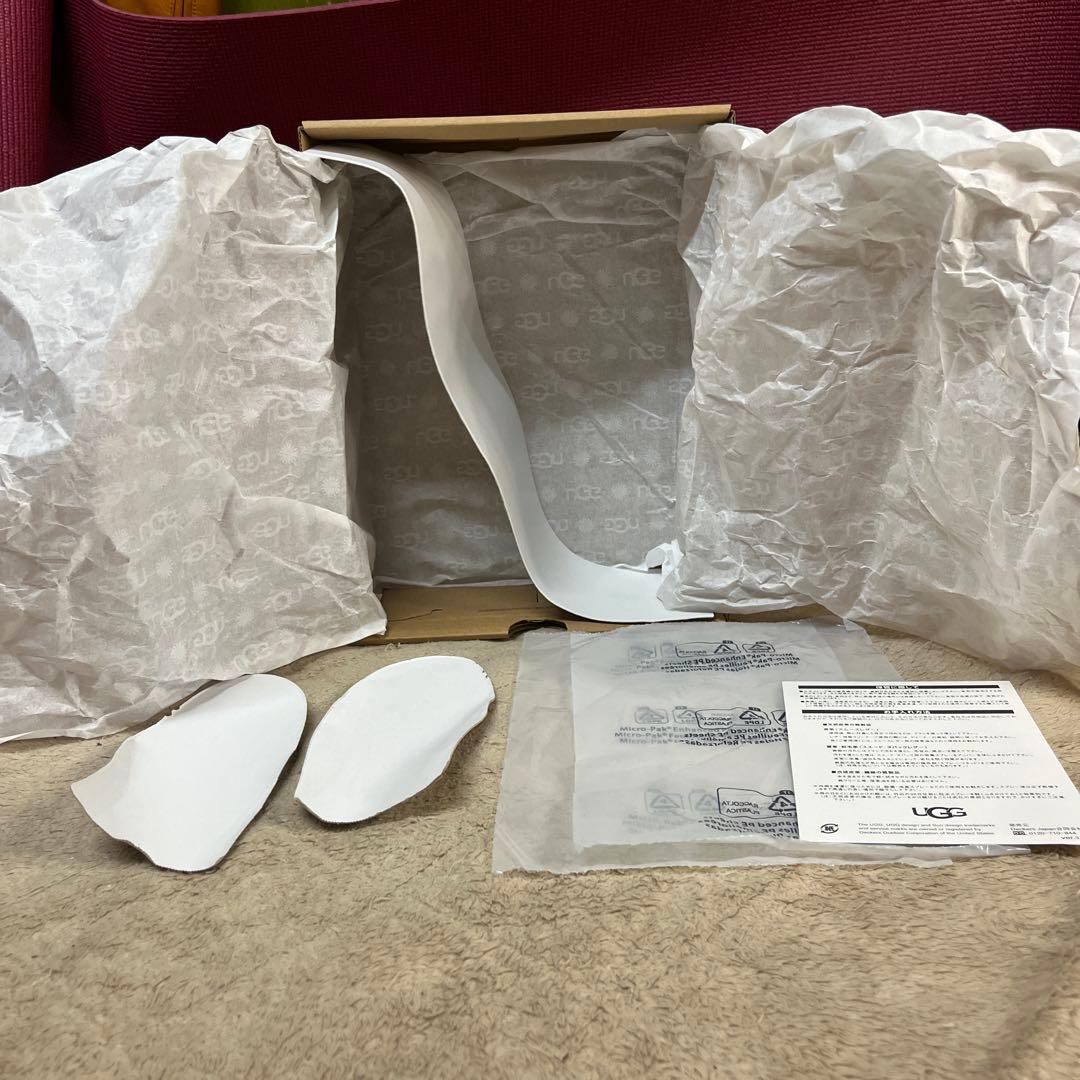 UGG スニーカー　24センチ新品、未使用　箱付き