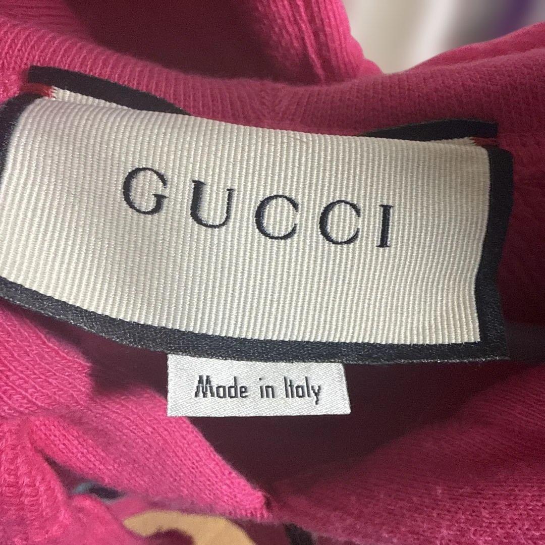 GUCCI ピンク スカルプリント パーカー